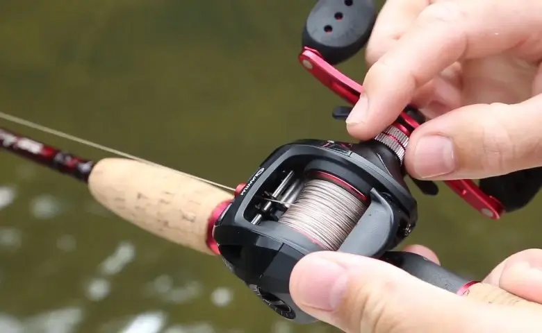 baitcaster reel with thumb alignment guide